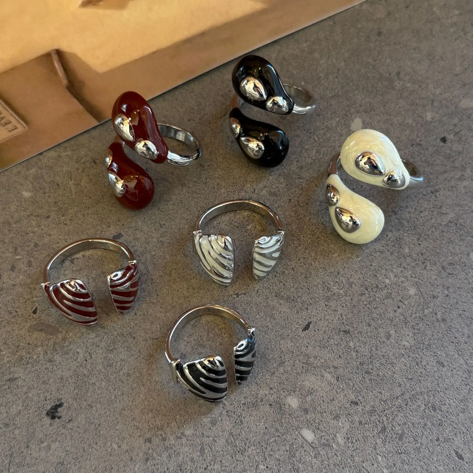 Anillo esmaltado de Metal multicolor con forma creativa para auriculares, joyería llamativa única a la moda, accesorio de moda para mujer