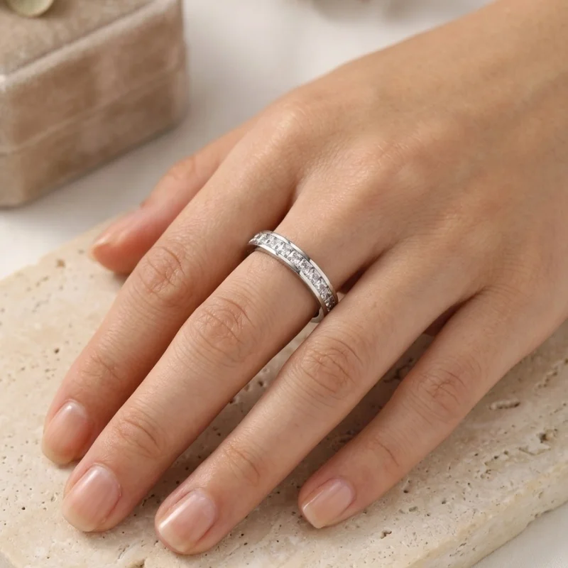 1 Piece of Stainless Steel Ring Plated with 18K Gold, Luxurious Single-Row Full-Circle Imitation Diamond Ring, Starry Sky Ring, Suitable for Women's Exquisite Daily Wear, Stackable Jewelry, Couple Rings, an Ideal Gift for Anniversaries, and for Wearing in the Workplace, at Banquets, or on Dates