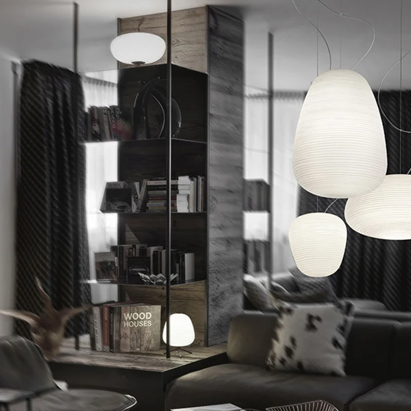 تركيبات إضاءة داخلية بتصميم حديث، ثريات زجاجية طويلة لديكور المنزل من Urban Loft بتصميم مختلف