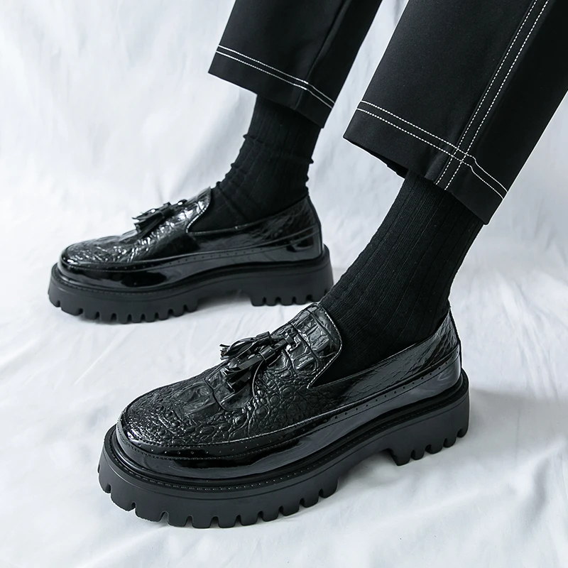 

Модные мужские кожаные повседневные туфли на платформе с узором аллигатора, удобные деловые офисные лоферы с кисточками на толстой подошве
