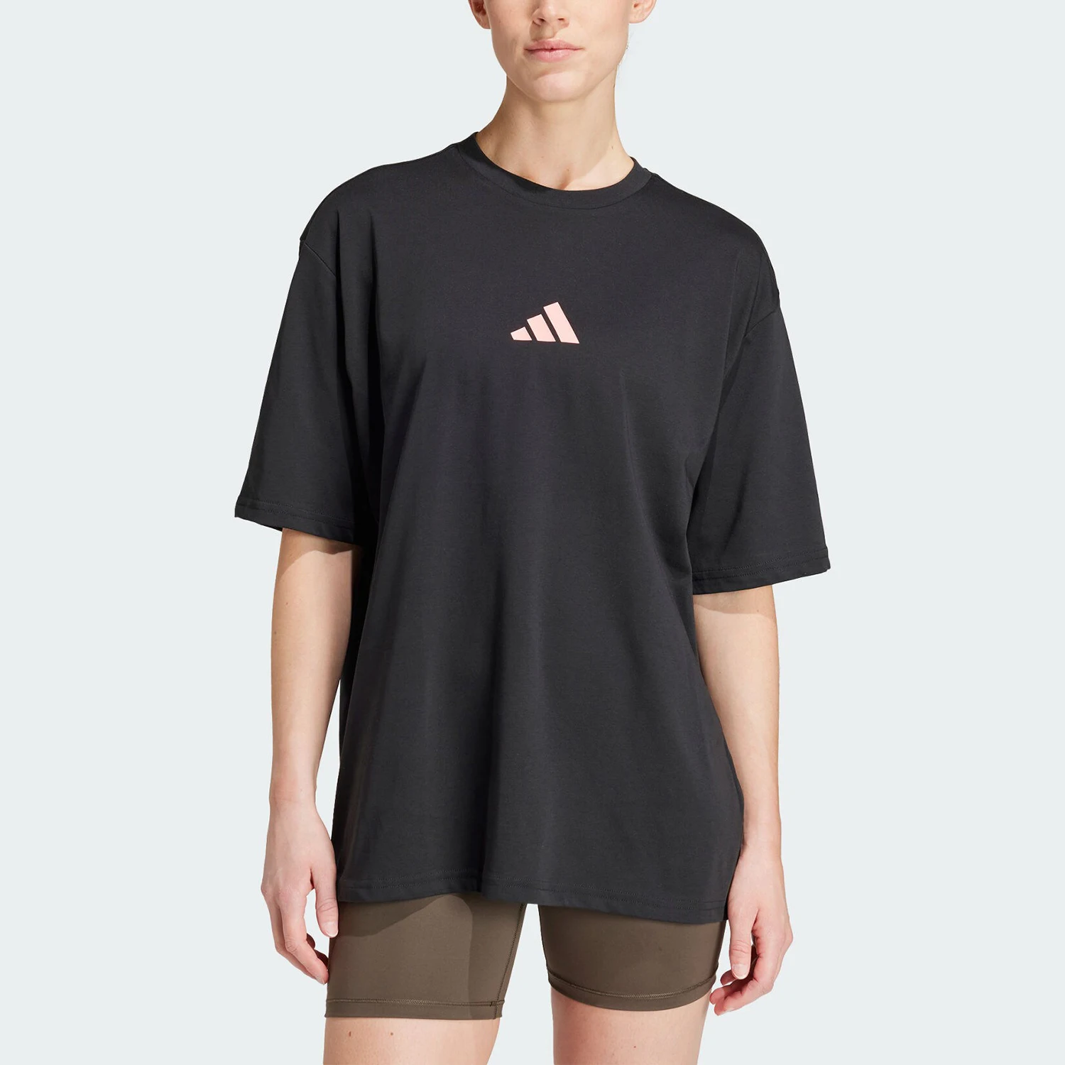 

Новая женская минималистичная футболка adidas с принтом на спине IW0135