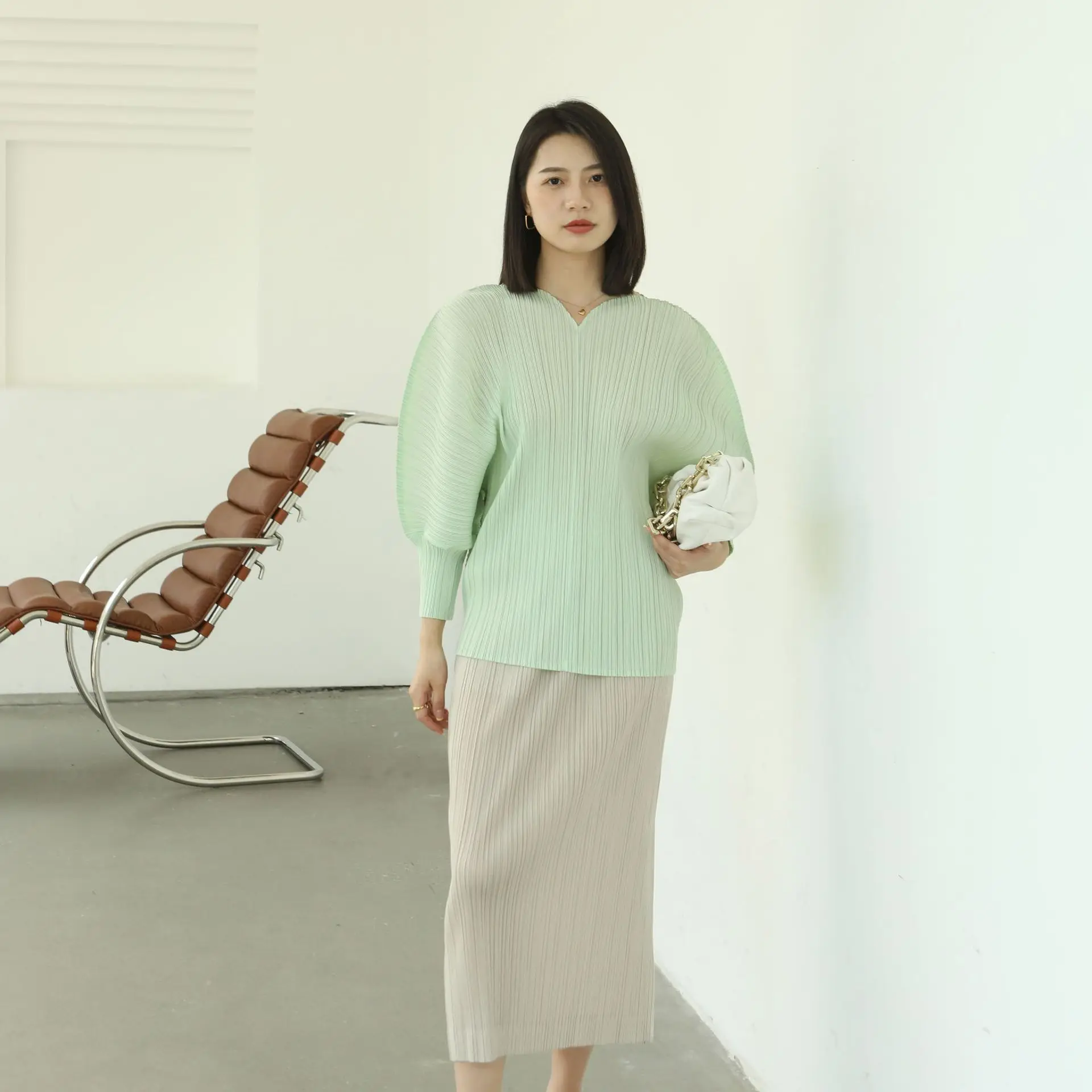 ミヤケプリーツVネックランタンスリーブトップス レディース 2026新作 高品質 おしゃれ シンプル カジュアル 韓国ファッション Tシャツ