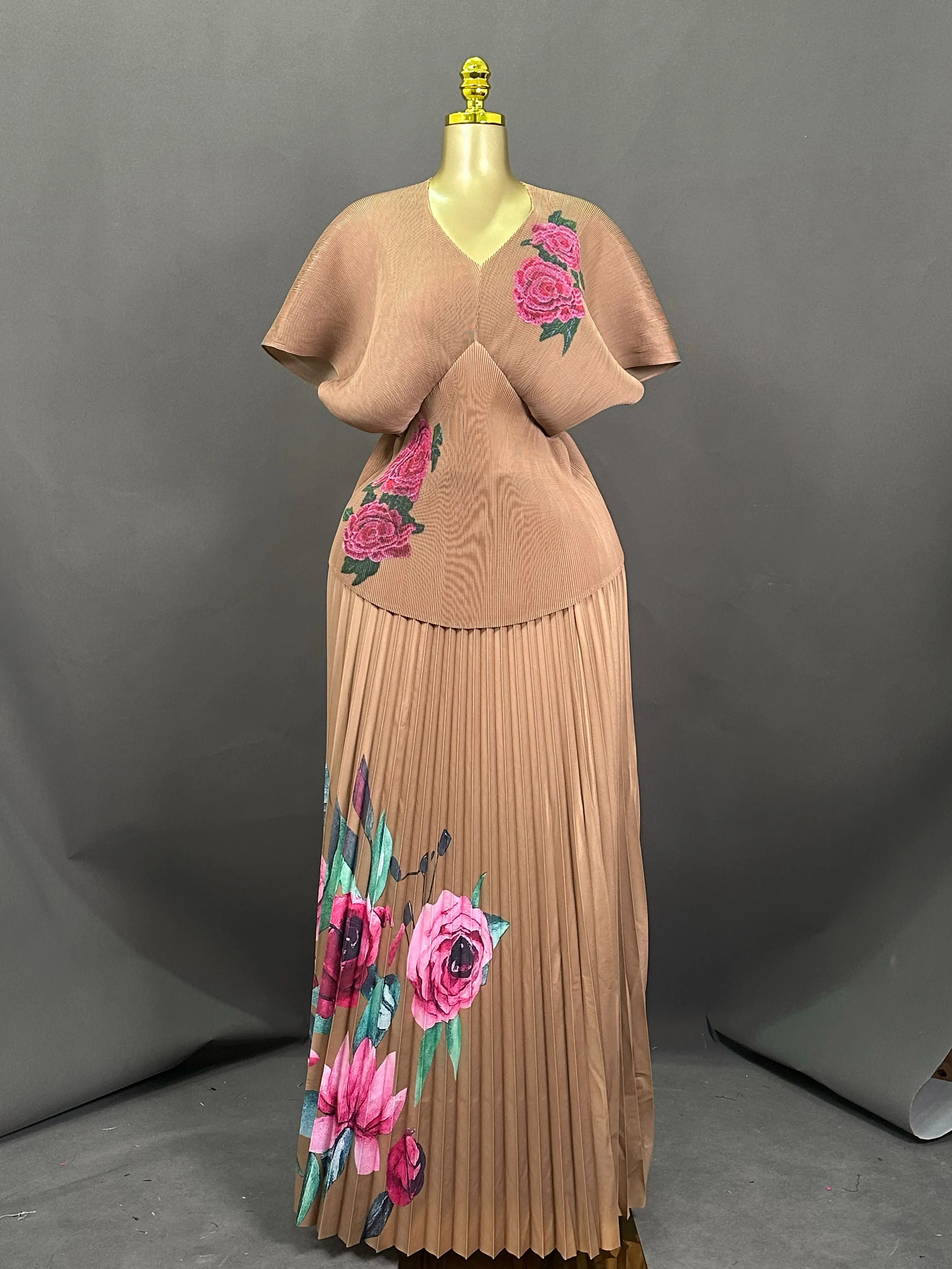 طقم تنورة مياكي مكون من قطعتين بأكمام تشبه جناح الخفّاش، تنورة مطوية، طباعة زهور، رقبة على شكل حرف V، أكمام قصيرة، ملابس نسائية بمقاسات كبيرة، طراز أوروبي وأمريكي، مقص الخصر #4