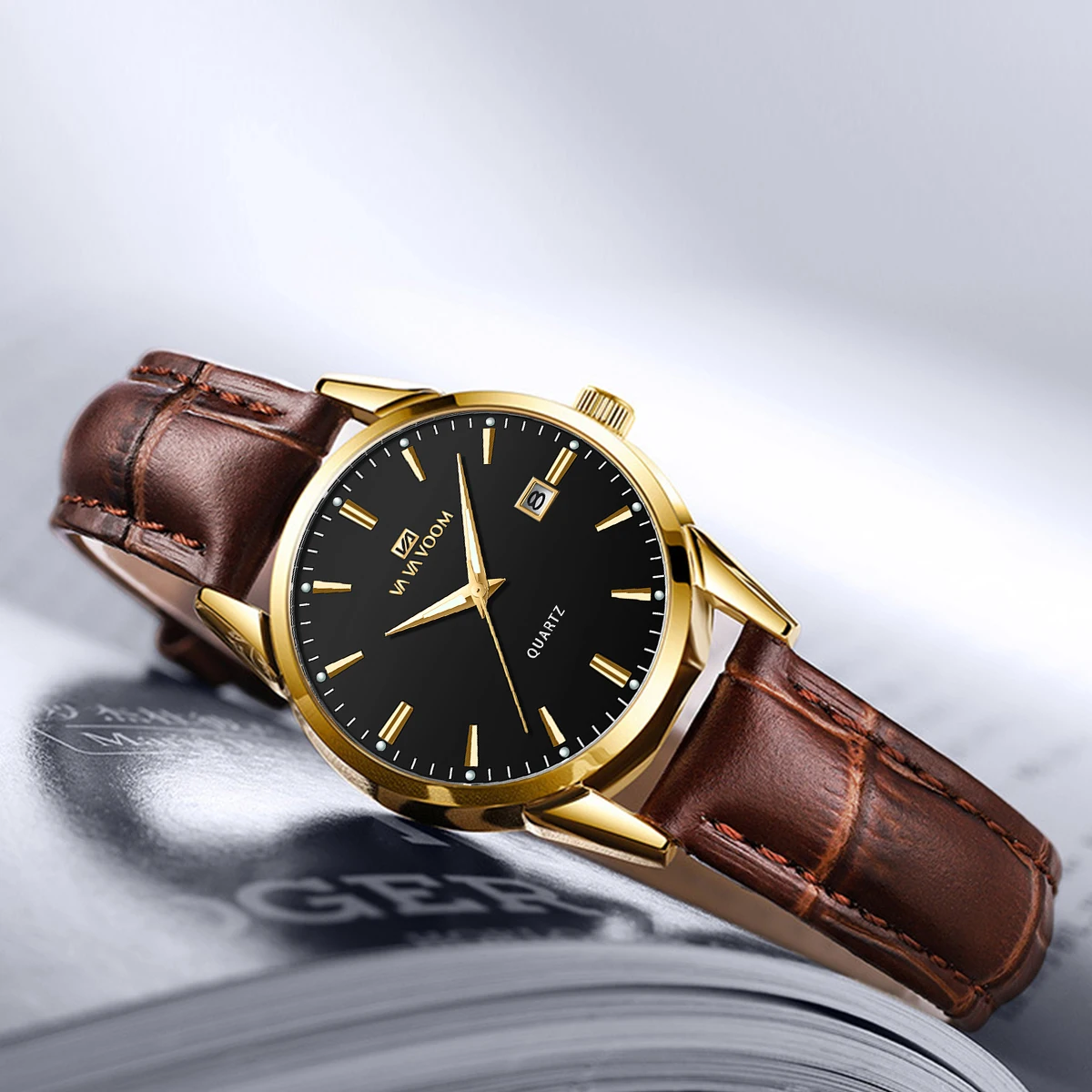 ساعات نسائية موضة 29 ملم ساعة كلاسيكية صغيرة فاخرة من الجلد الذهبي حركة كوارتز على الطراز البوهيمي ساعة عمل كاجوال للنساء