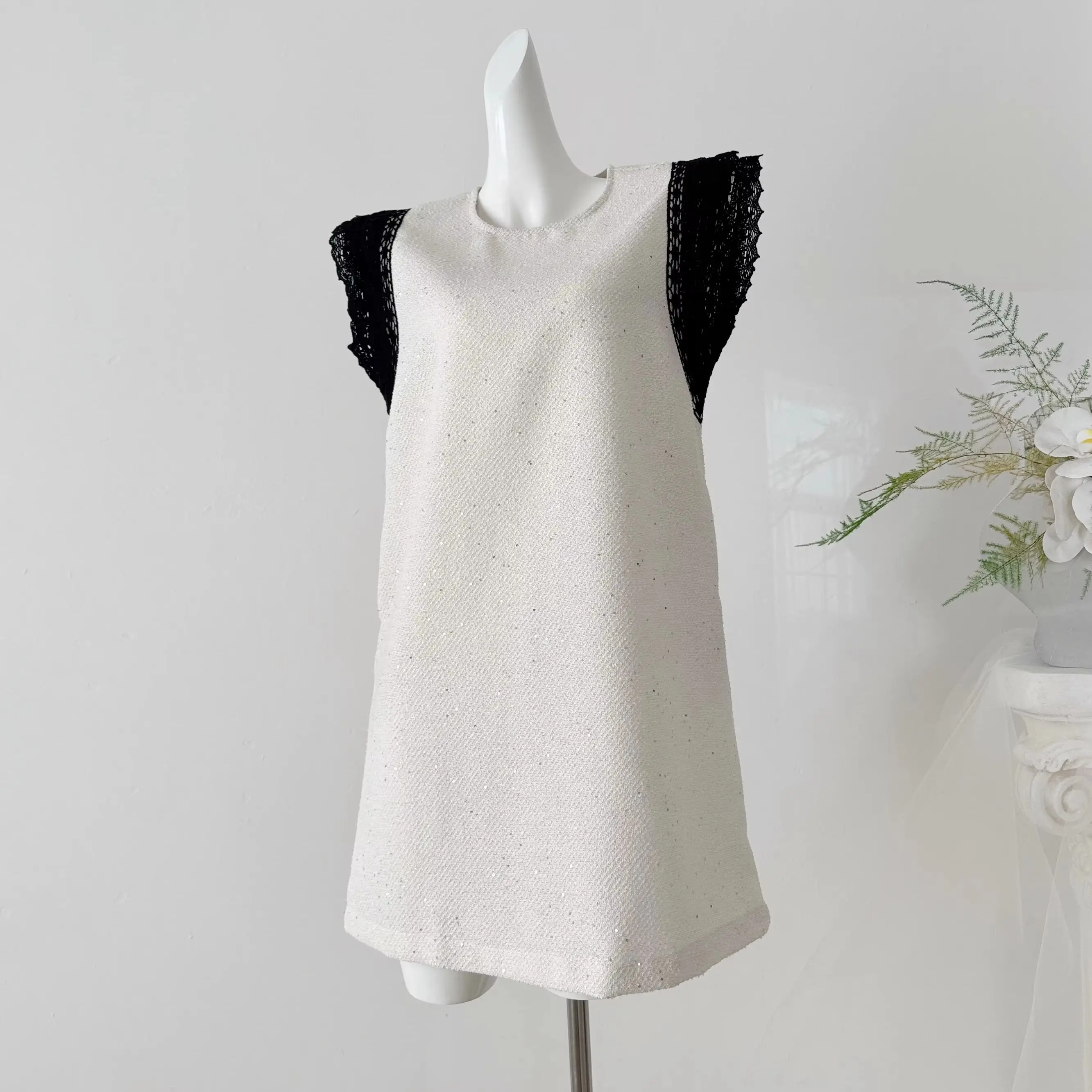 

Shimmering Short Dress Minimalist Korean-style Lace Flying Sleeve Dress for Women 2026 Summer New Casual Straight Mini Dress