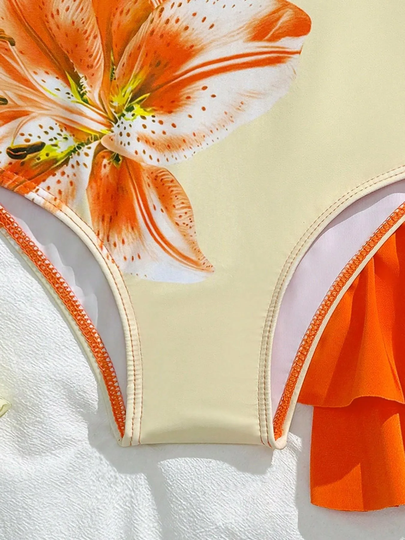 2-teiliges Badeanzug-Set für Kinder und Mädchen, cremefarbener, einteiliger Badeanzug mit Blumenmuster und Kreuzrücken-Ausschnitt und einfarbigem orangefarbenem, doppellagigem Rüschen-S-Oberteil – Detail 4