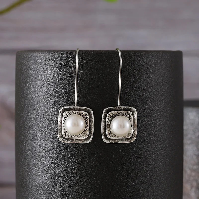 Retro geometric square old pearl earrings, fashionable and simple French cold style personalized earrings
