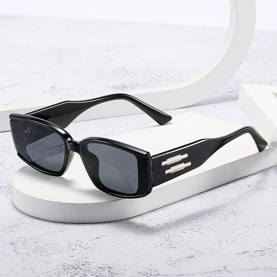 Trendige Eckige Sonnenbrille mit Metallverzierungen Persönliche Schattierungen Modische Sonnenschutz-Brillen