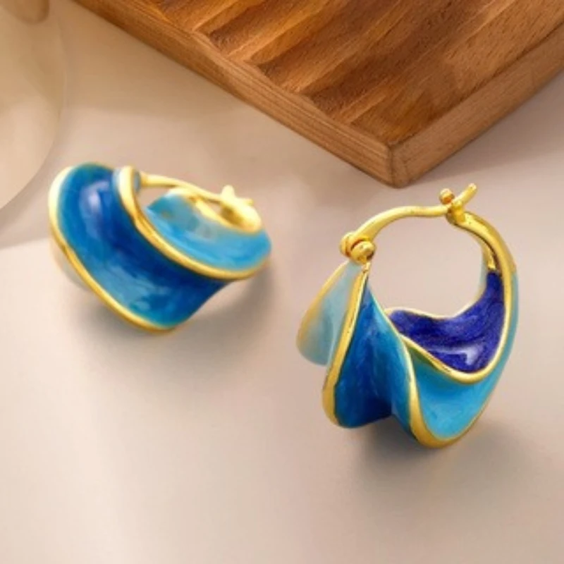 Gradient Blue Enamel Twisted Huggie Hoop Earrings for Women, Gold Plated Irregular Wave Leverback Earrings, Modern Minimalist Daily Jewelry Gift
