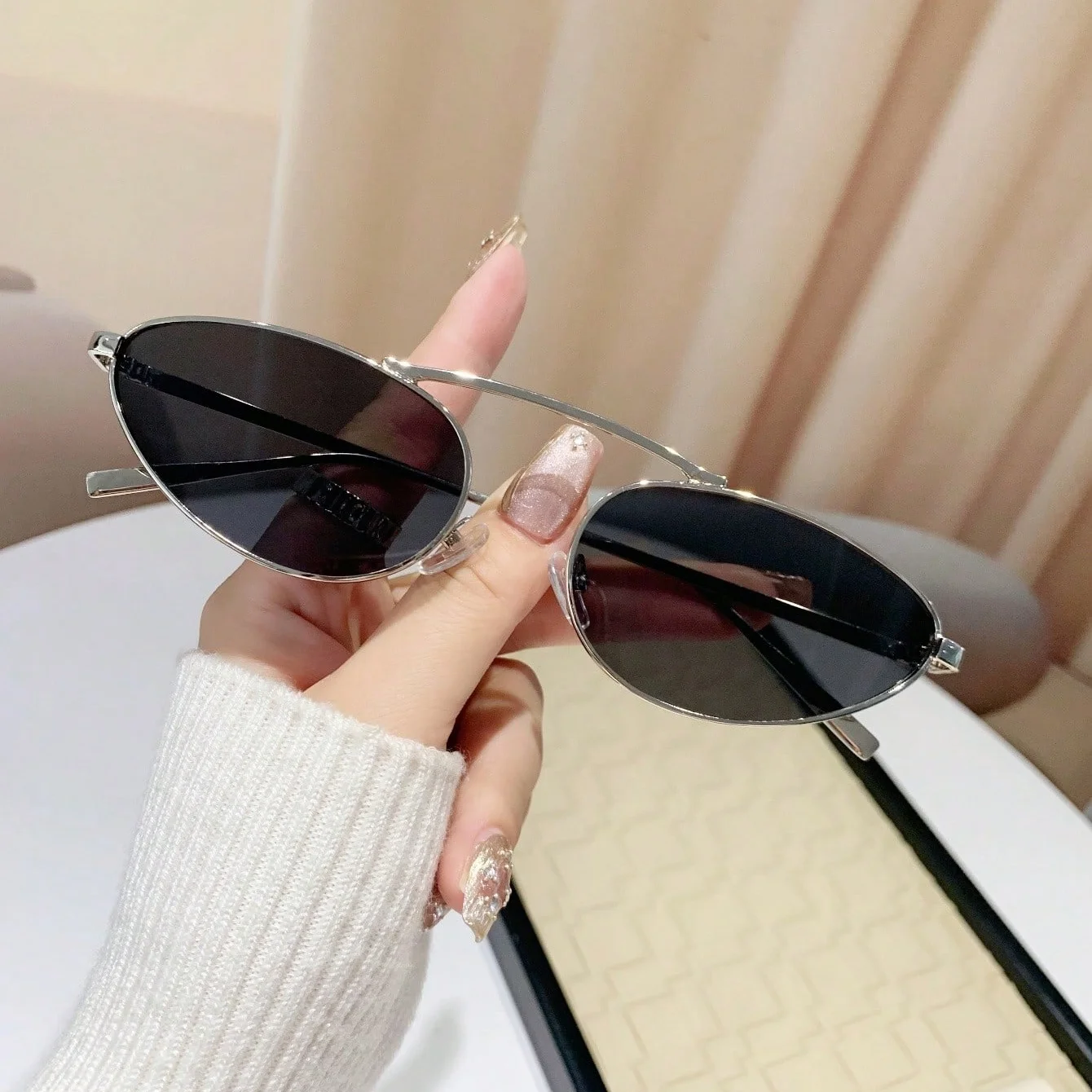 1Pc frauen Sonnenbrille Neue Stil Hochwertige Metall Oval Form Persönlichkeit Mode Trendy Outfit Täglichen Verschleiß Urlaub Fahren sonne