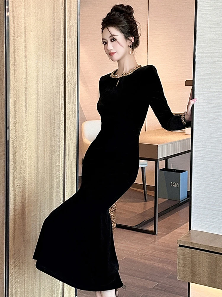 Sukienka damska aksamitna czarna fioletowa z dekoltem okrągłym, dopasowana, midi, typu rybka, elegancka, modna, na imprezę, bal, vestidos, robe, na formalną okazję.