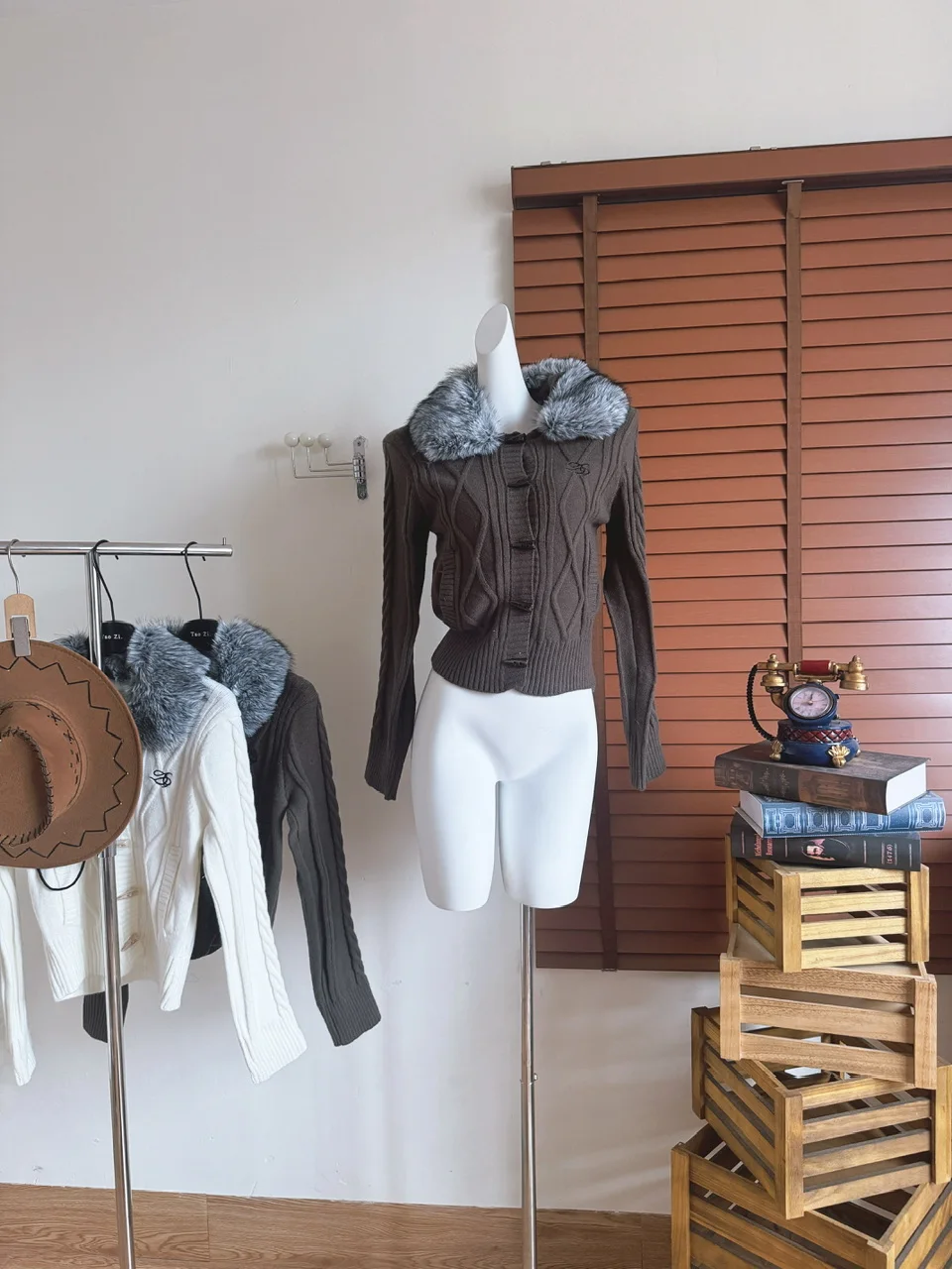 

Женский осенне-зимний тонкий короткий кардиган с отделкой из искусственного меха с капюшоном и длинными рукавами, женский элегантный однобортный кардиган