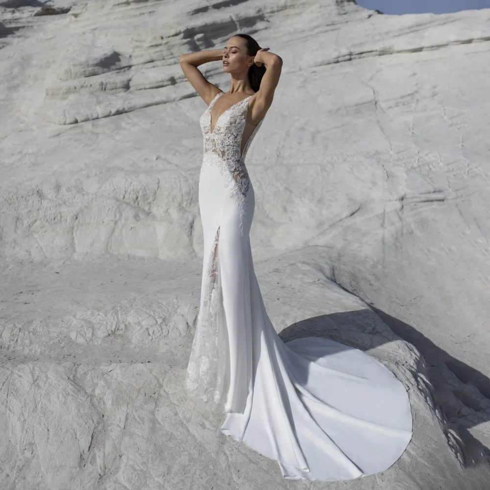 

Customized Charming Lace Applique Wedding Dress Exquisite V-neck Backless Bridal Gown Sleeveless Wedding Gown Vestidos De Novia