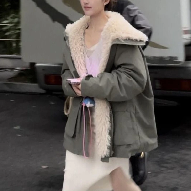 เสื้อสตรีฤดูหนาวใหม่ปี 2025 ของผู้หญิงพร้อมปกขนาดใหญ่และกํามะหยี่หนา