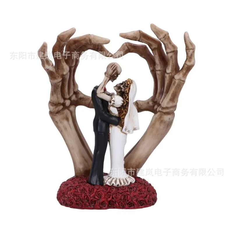 New Skull Couple Holding Hands In Love Heart Ornament Violent God'S Hand Halloween Decoration Resin