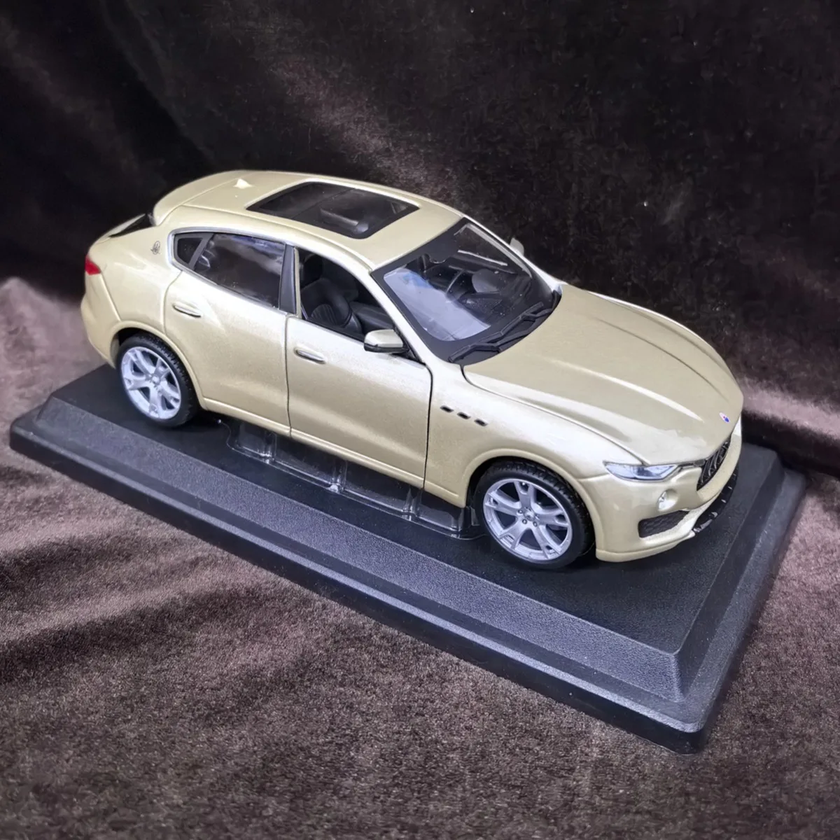 Modelo de coche Maserati Levante a escala 1:24 limitada de Bburago, réplica de figura en miniatura de vehículo de lujo, juguete de regalo de Navidad para niños