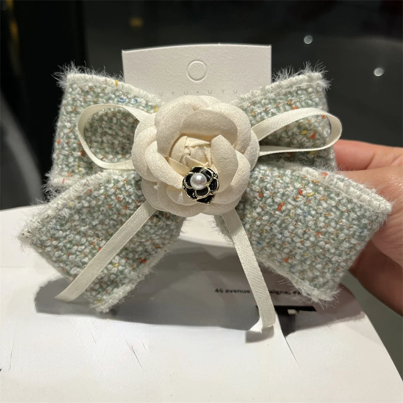 Handgefertigte Stoff Kamelie Blume Schleife Haarspangen Haarspangen Kopfschmuck Federclip Pferdeschwanz Haarschmuck für Frauen Girlsi-Remiel – Detail 3