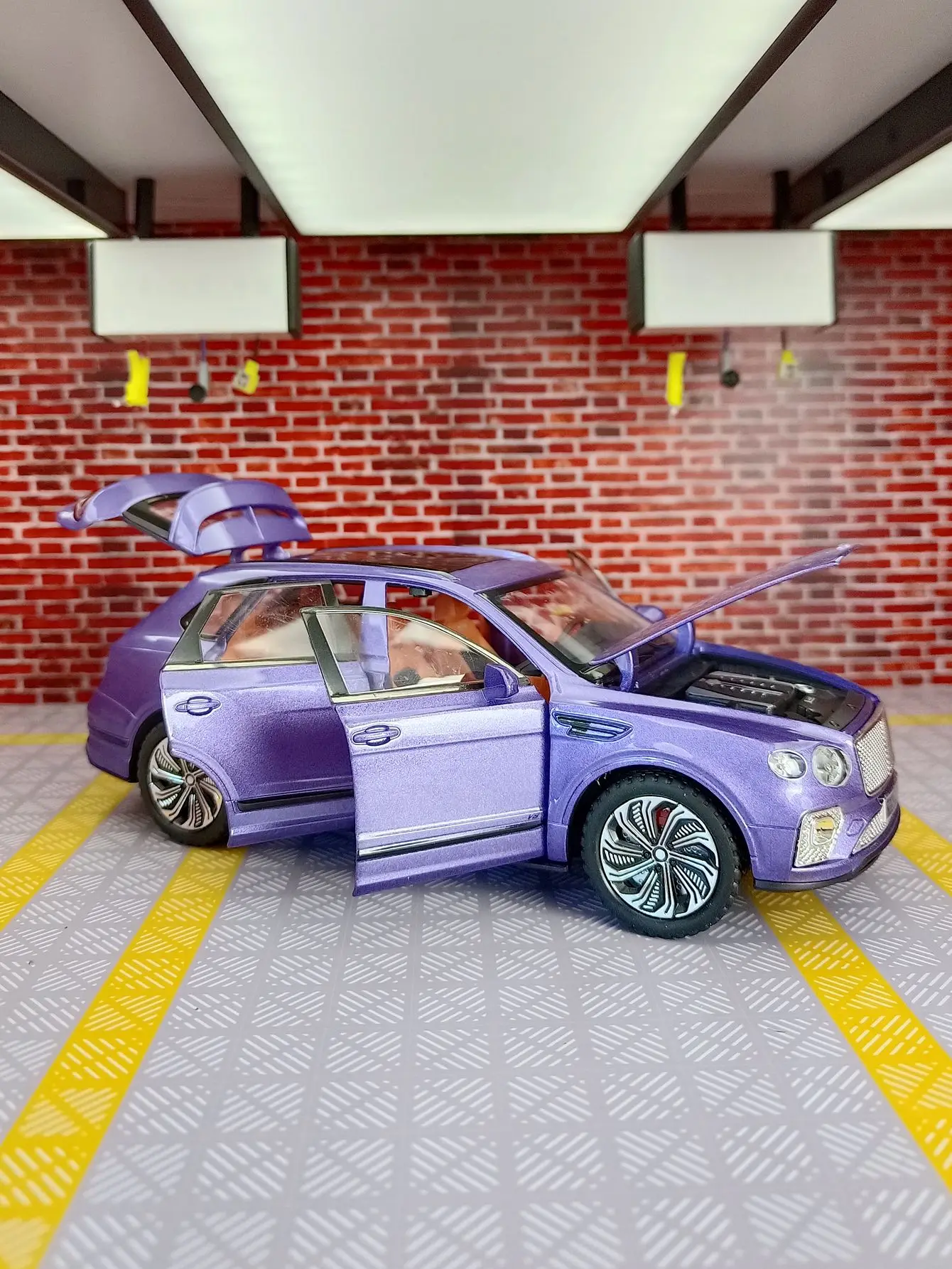 1:24 simulation Bentley alloy car model  doors and engine hood, trunk can be opened has simulated sound and lighting functions