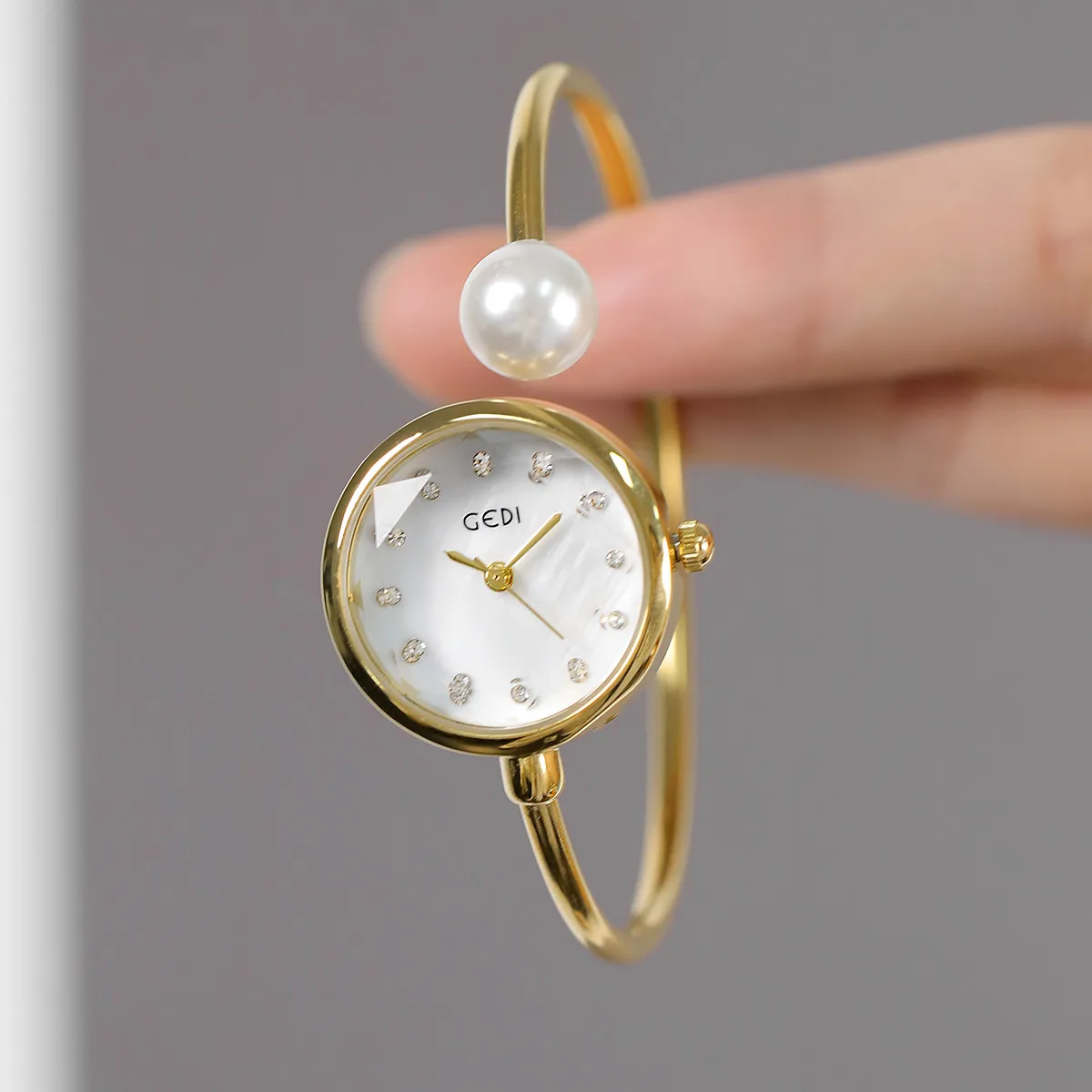 Nieuw quartz dameshorloge in armbandstijl, een luxe en veelzijdige uurwerk. Elegant dameshorloge, een perfect cadeau voor vrouwen.