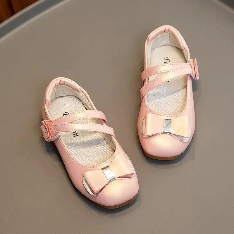 

Весенняя обувь принцессы на маленьком каблуке для девочек, туфли на мягкой подошве, кожаные туфли для девочек, детские однотонные туфли на липучке с квадратным носком и цветочными бантиками