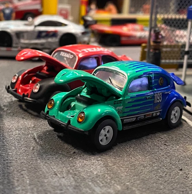 

1:64 Vee Dub 20 -1952 Volkswagen Beetle Falcon Flying Tire 36110-A Advanced Collection Ornament Car Models