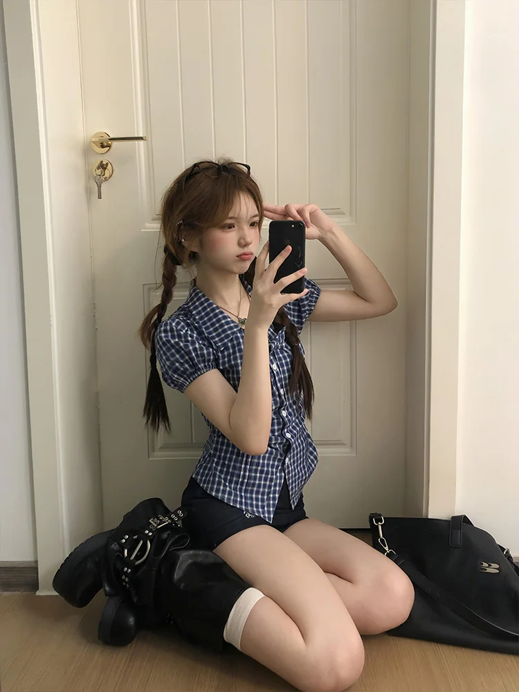 

Корейская клетчатая рубашка с пышными рукавами и узлом, женская летняя модель, приталенный крой, укороченная, до плеч
