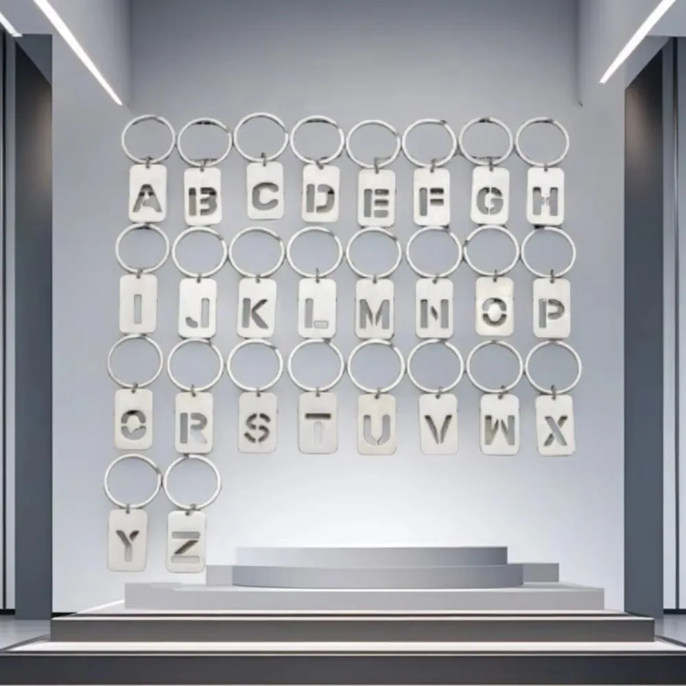 新しいクリエイティブ中空 26 文字キーホルダー車 Motorcyler キーリング起毛軍事ブランドペンダントキーリングバックルチェーンギフト