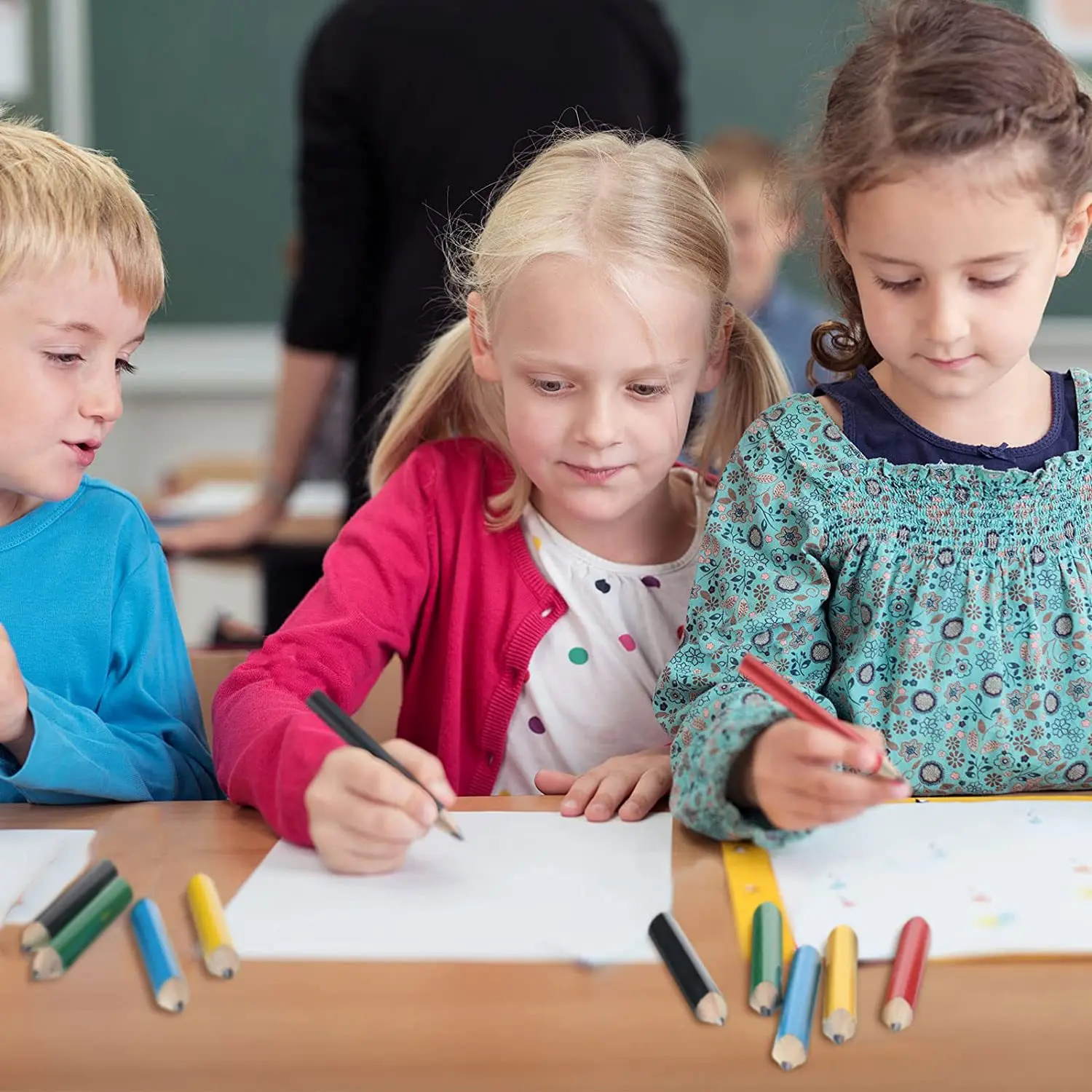 ดินสอสามเหลี่ยมสั้น30ชิ้นดินสอไม้3.5นิ้วสำหรับเด็กวัยหัดเดินสามมุมพร้อมที่เหลาและยางลบ2อัน