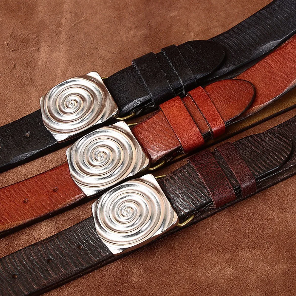 ユニークでファッショナブルなレトロな本物の牛革ベルト、幅38cmのスチールバックル付き、カジュアルな服装にもフォーマルな服装にも最適です。