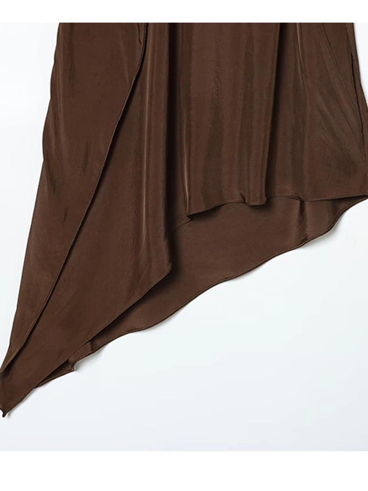 Damski top typu halter 2025, nowa moda damska, jednolity kolor, bez pleców, bez rękawów, asymetryczny dół, seksowny i elegancki top typu halter.