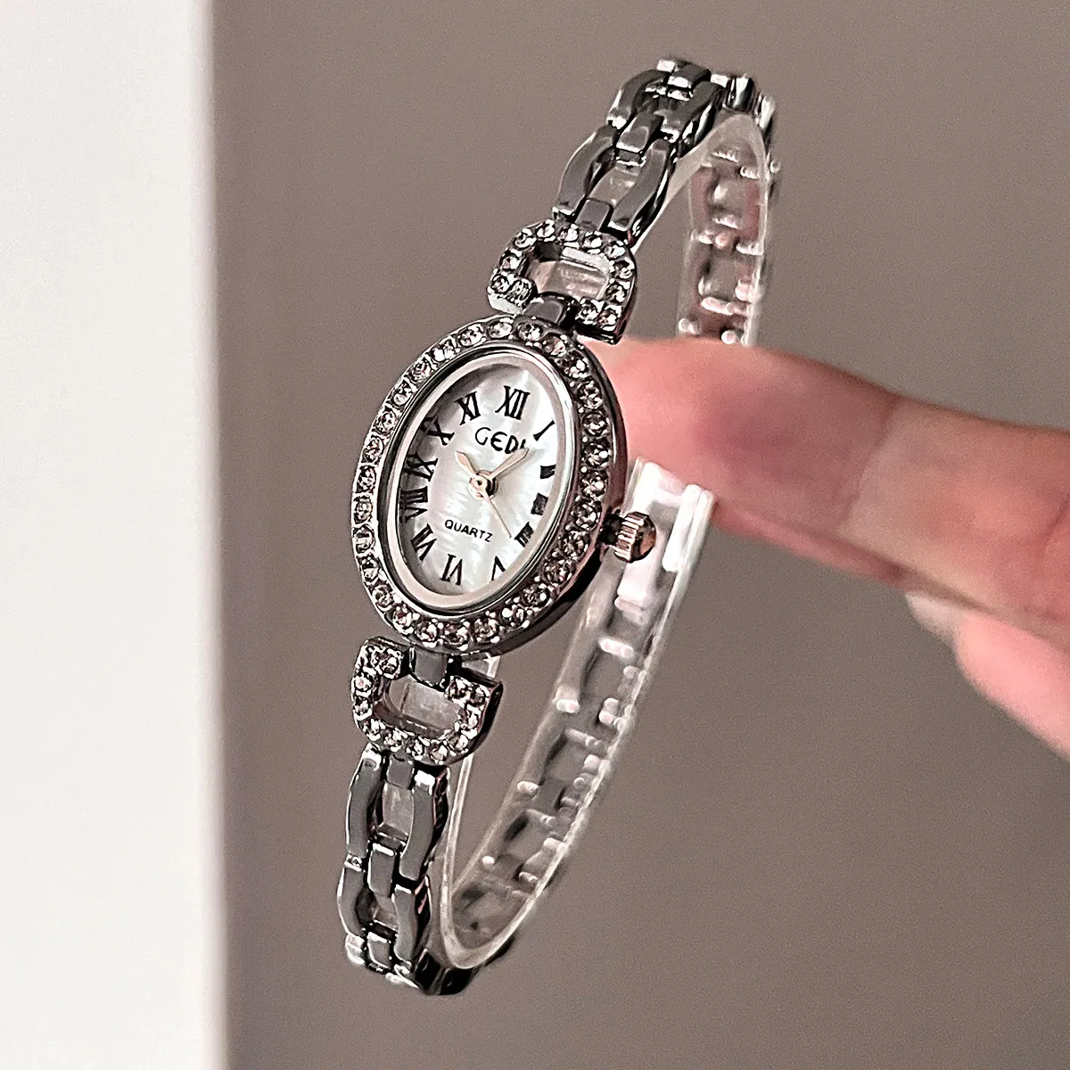 New Luxury Women'S Watch, Exquisite And Compact, Bracelet-Style Women'S Quartz Watch, Fashionable Quartz Wristwatch.