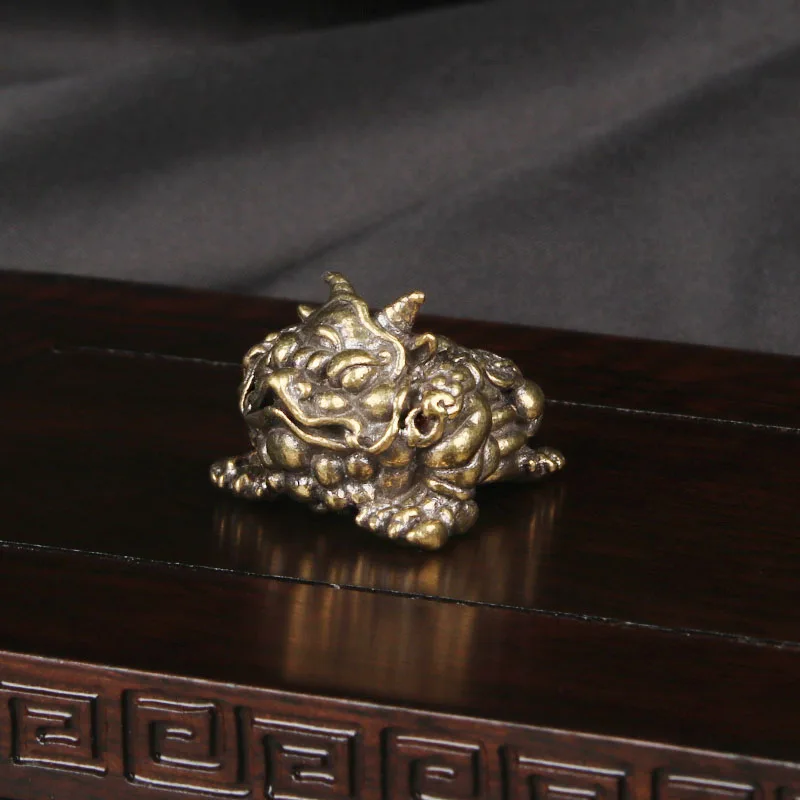 

Brass Three Legged Golden Toad Desktop Ornament Toad Bronze Carving Craft Ornament Study Room Paperweight and Cultural Play