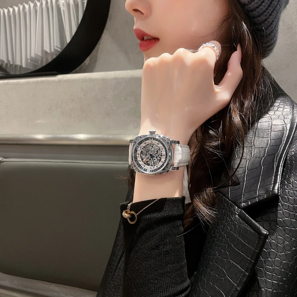 Orologio meccanico da donna di nicchia di lusso leggero Orologio meccanico automatico vuoto alla moda personalizzato Orologio da regalo per il tempo libero sportivo