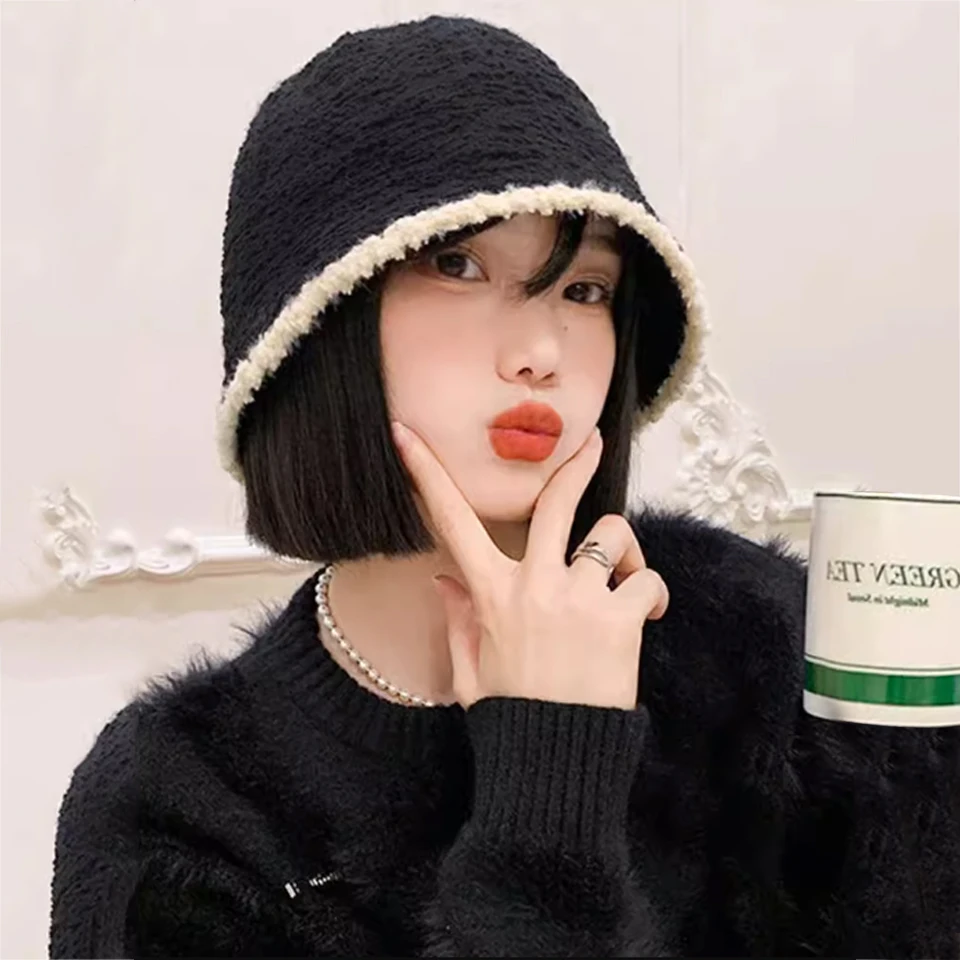 Synthetic hat wig female short straight hair warm soft knit autumn and winter hat heat-resistant wig suitable for women to wear.