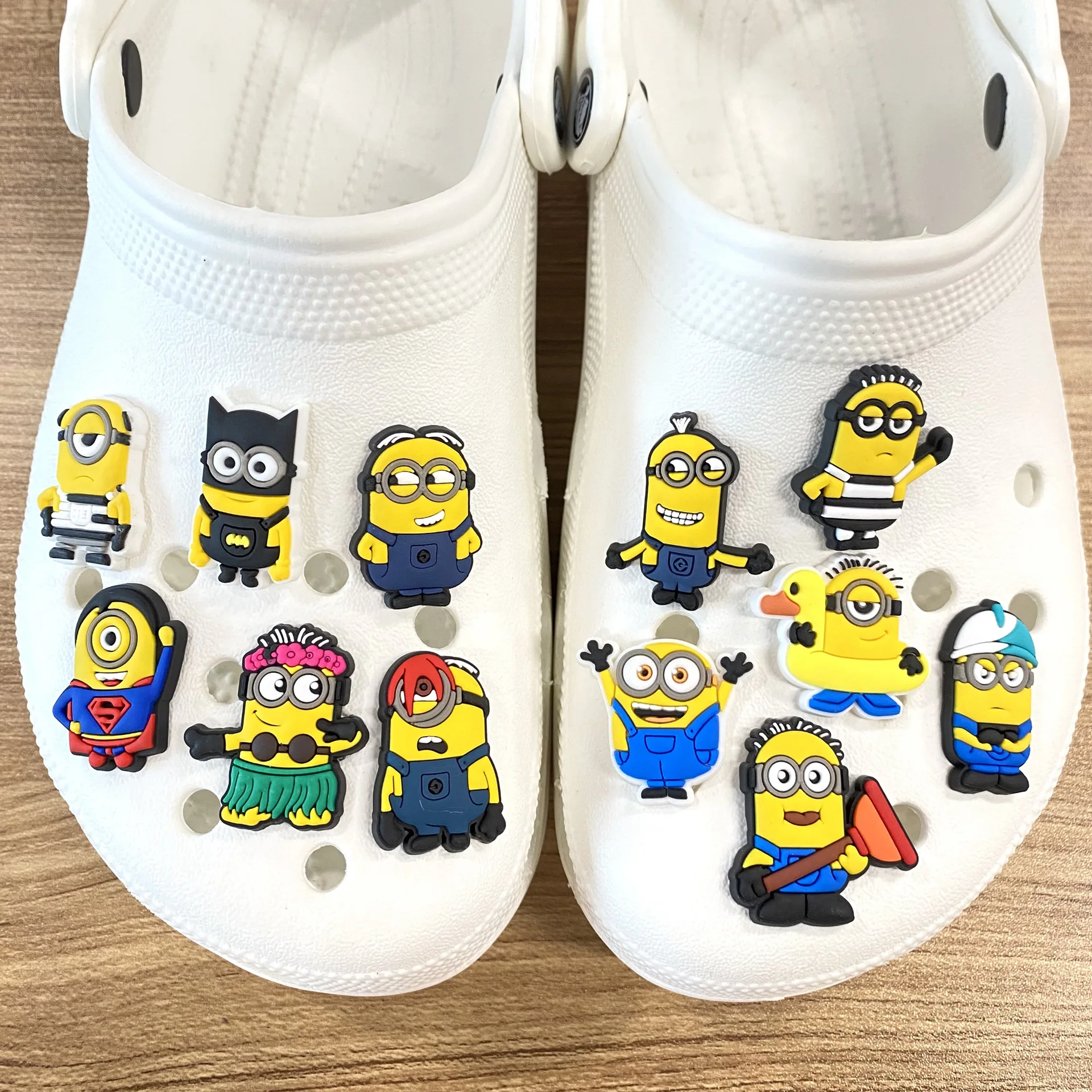 

Горячие игрушки 16/24 шт., миньоны, мультяшная серия, подвески для обуви, аксессуары, украшения, классические ПВХ, пряжка для сабо для детей, вечерние, рождественские подарки