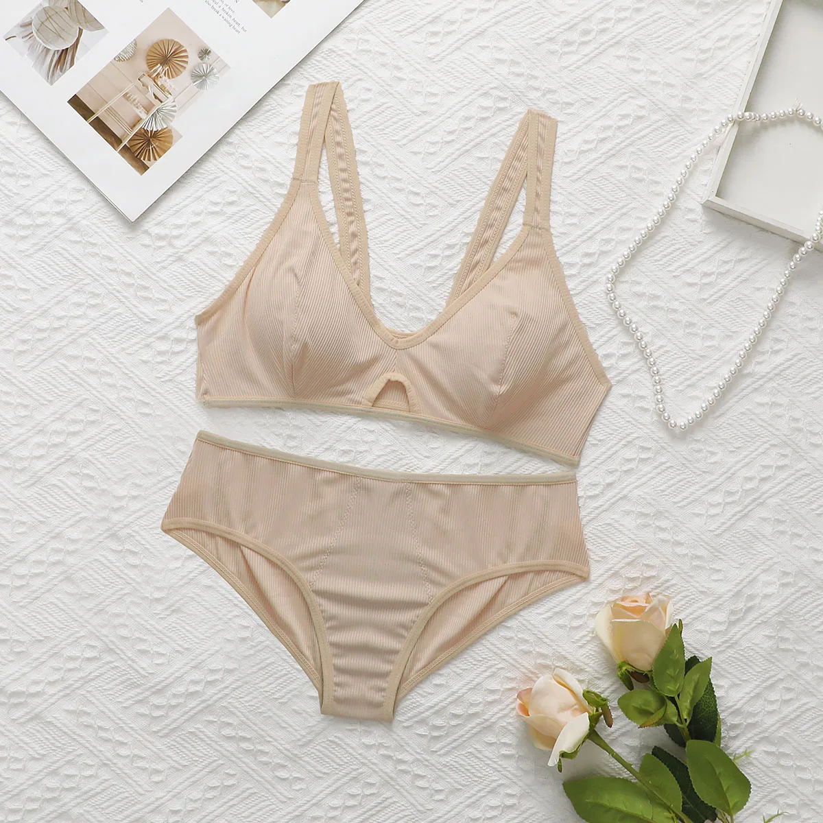 2-piece set of women's bra without steel support and chest cushion comfortable and unrestrained sexy hollow underwear B6050