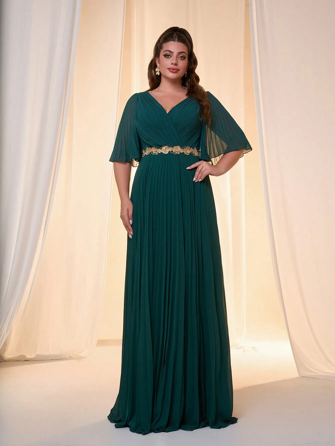 A large-sized lady's MgiacyV dress with a toothpick folded irregularly crossed flared sleeves, golden three-dimensional lace, su