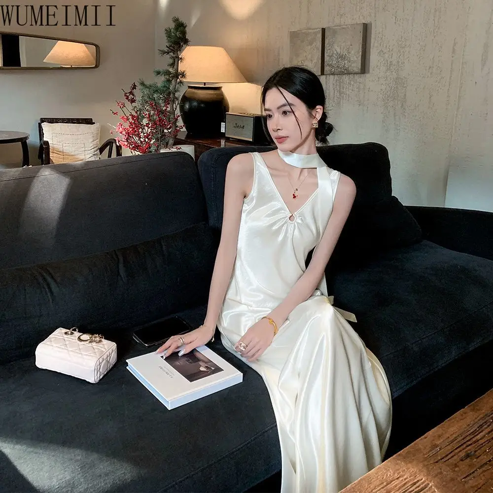 フランスの高級ストリーマーデザインベージュサテンVネックプリーツドレス、夏の新しいウエストスリムドレス