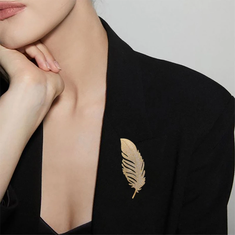 Luxury Gold Color Crystal Feather Brooches For Women Rhinestone Alloy Plant Brooch Lady Party Safety Pins Jewelry Gift