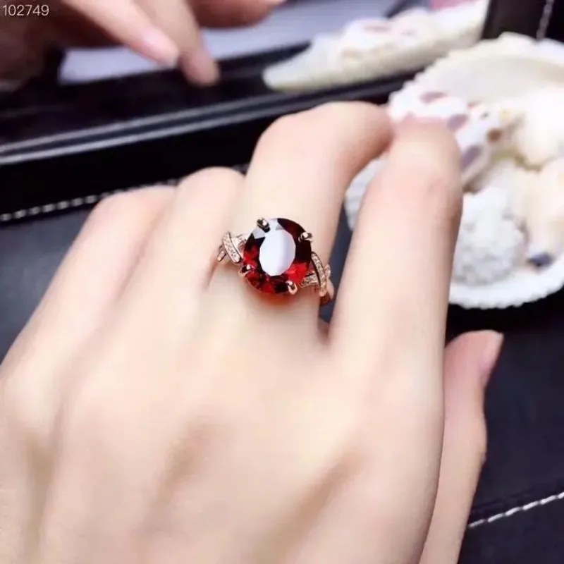 2024 New Vintage Fashion Natural Garnet Rings Inlaid with Female Red Gem Ring Bride Wedding Engagement Party Jewelry Gifts