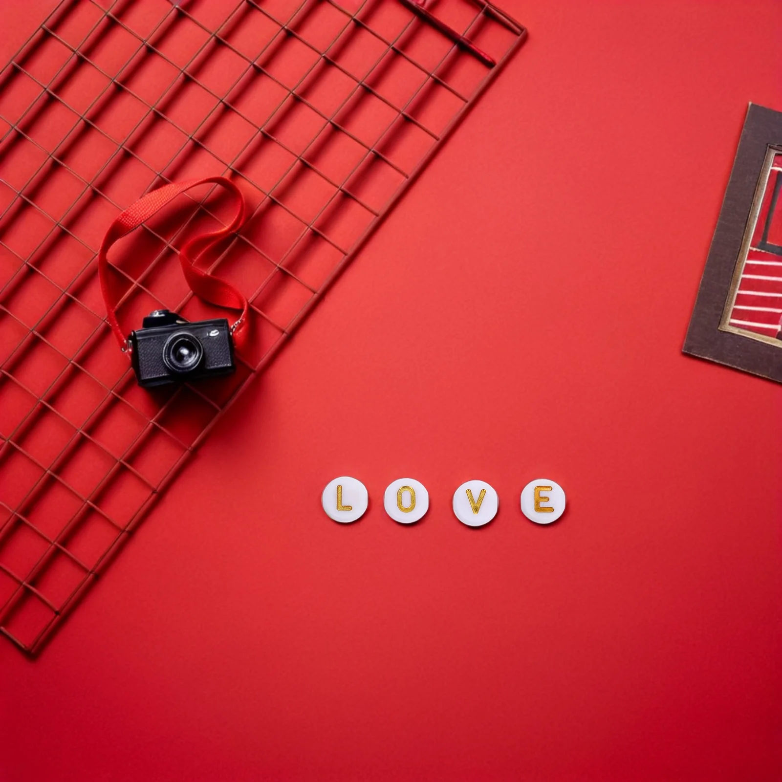 

400Pcs Acrylic Letter Beads Flat Round White Love Design for Bracelets DIY Jewelry Making Accessories Word Beads for Bracelets