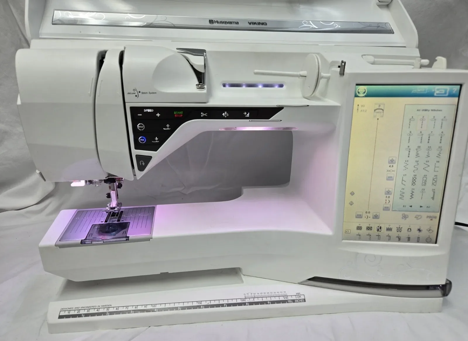 Husqvarna Viking Designer Diamond DeLuxe Sewing/Embroidery Machine