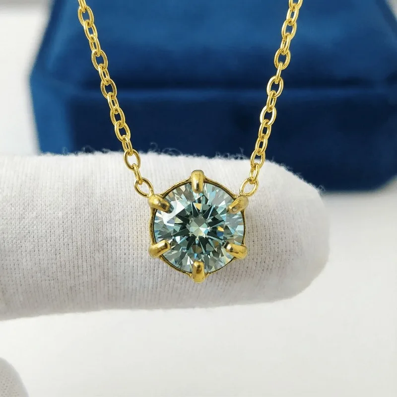 

1 шт. Золотое колье с подвеской в 1 карат, украшенное круглым сине-зеленым муассанитом. Подходит для ношения на официальных мероприятиях.