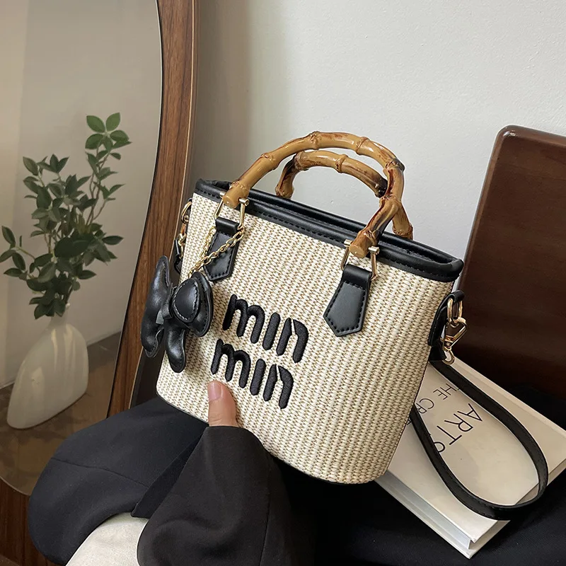 

Новинка 2023 года, модная цветная контрастная соломенная тканая бамбуковая фестивальная корзина для овощей, сумка с ведром для воды, ручная одинарная S