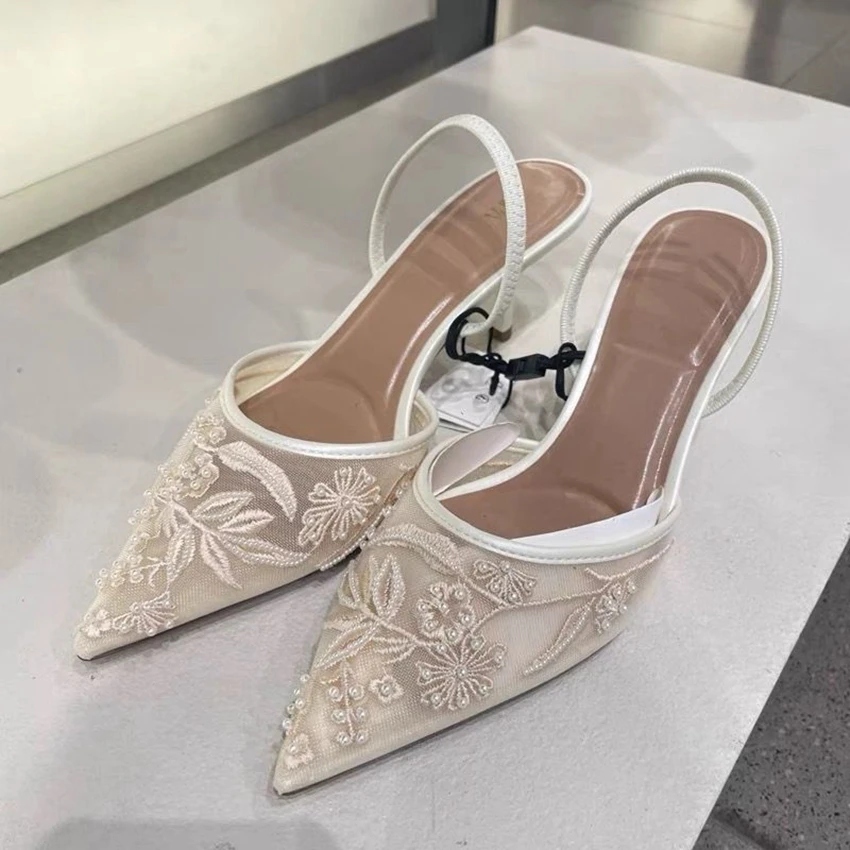 Zapatos de tacón alto de diseñador para mujer, blancos, de malla bordada, con tiras de flores, sexys, con espalda descubierta, para vestido de boda