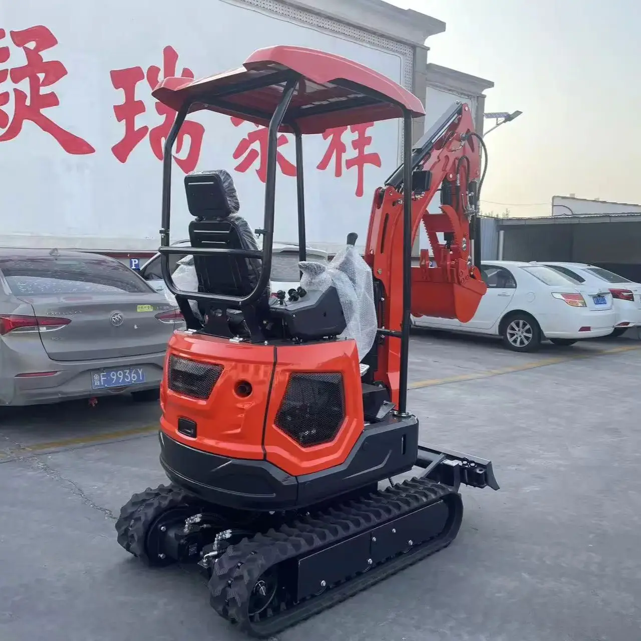 

Small excavators with good performance and tracked hydraulic micro machinery are sold at a discounted price