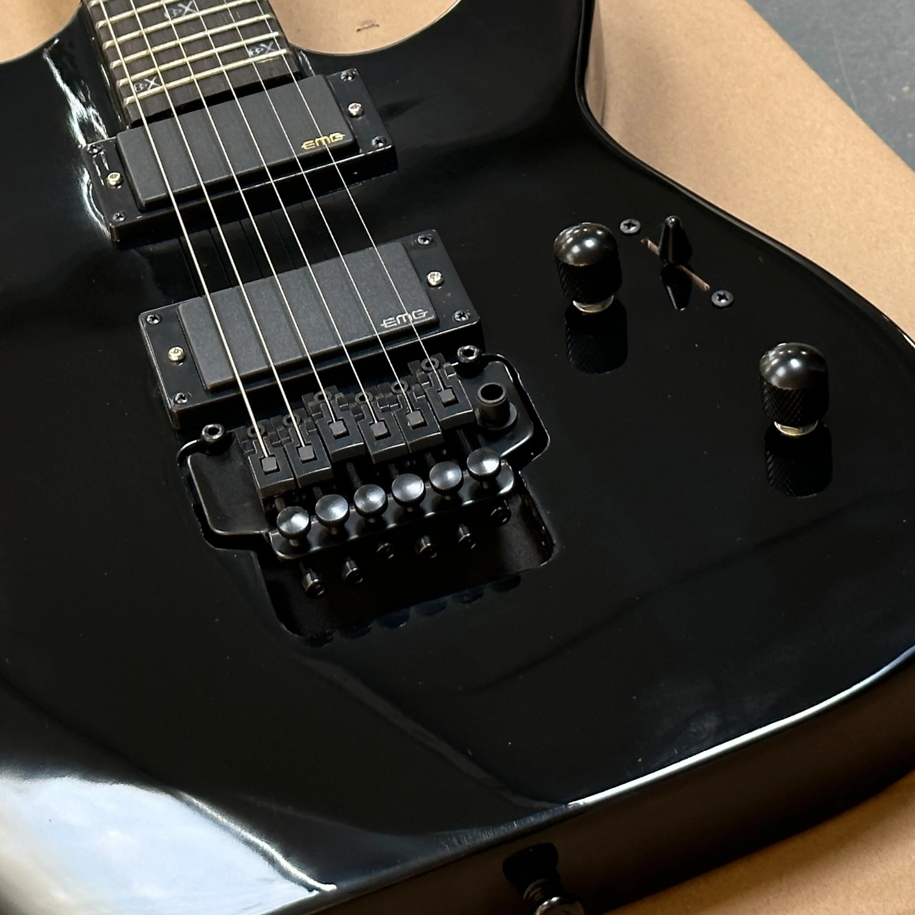 6-string black electricguitar with dual active pickups,tremolo system,2 volume knobs guitars,advanced stage performance guitarra