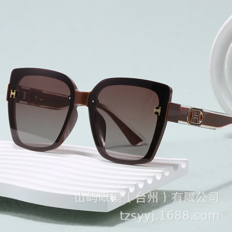 

Новинка 2024 года, поляризационные солнцезащитные очки, двухцветные дужки, большая квадратная оправа, женские роскошные модные очки премиум-класса, хит продаж, универсальные