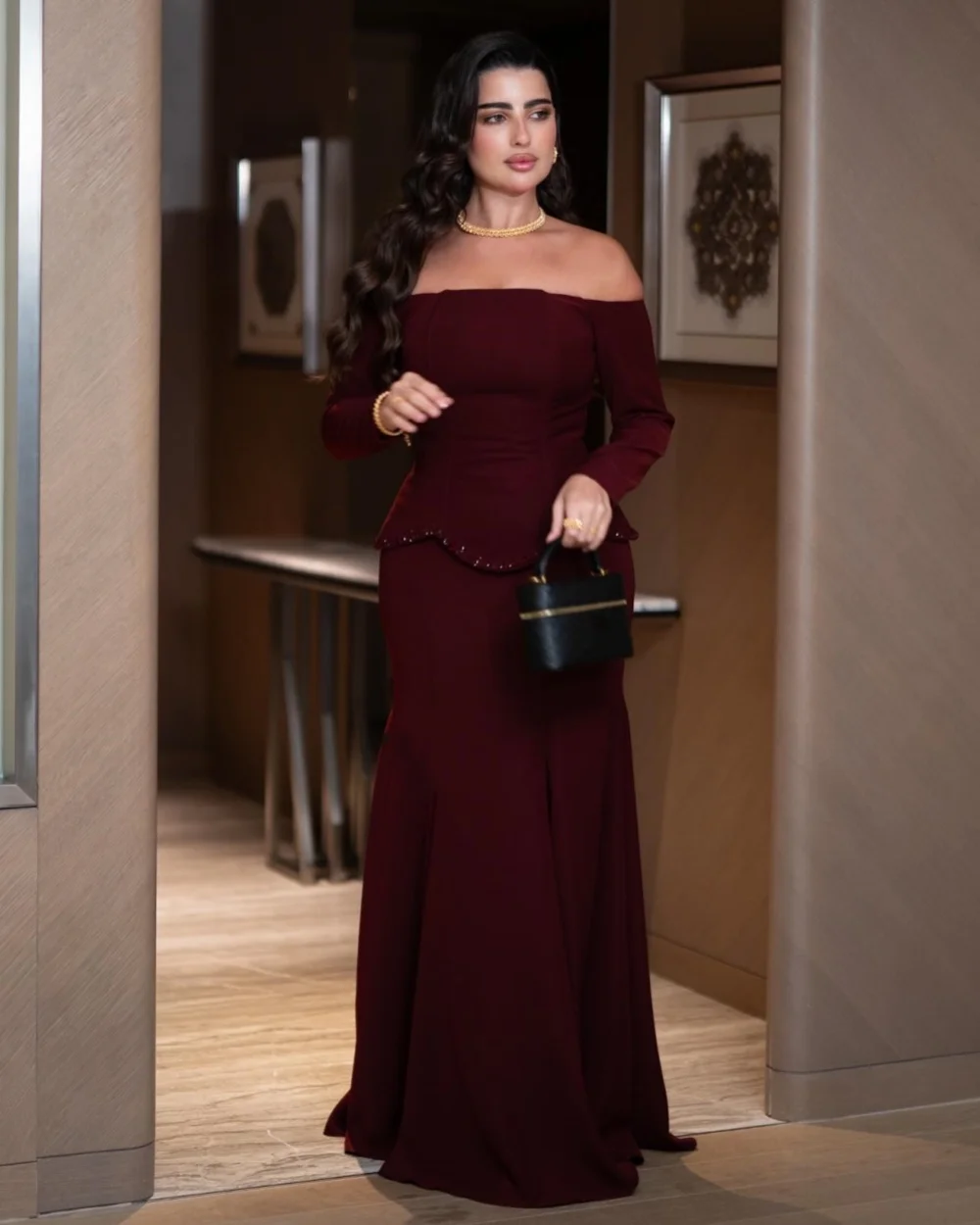 

Высококачественные классические трикотажные плиссированные прямые длинные платья с открытыми плечами по индивидуальному заказу, простые сексуальные платья