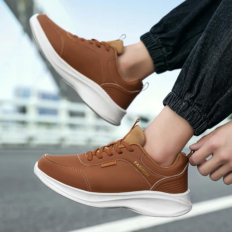 Sepatu lari pria warna hitam modis, sepatu kets pria kulit tahan air, sepatu olahraga kasual Platform musim gugur, sepatu jalan, sepatu tenis untuk pria